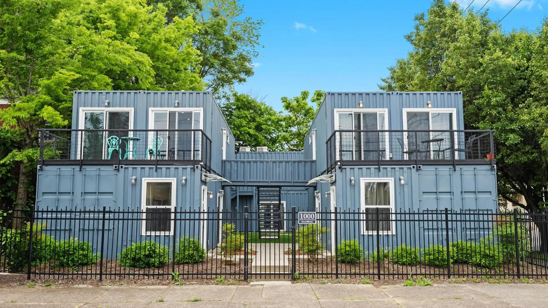2-Storey Shipping Container Retreat Louisville Apartament