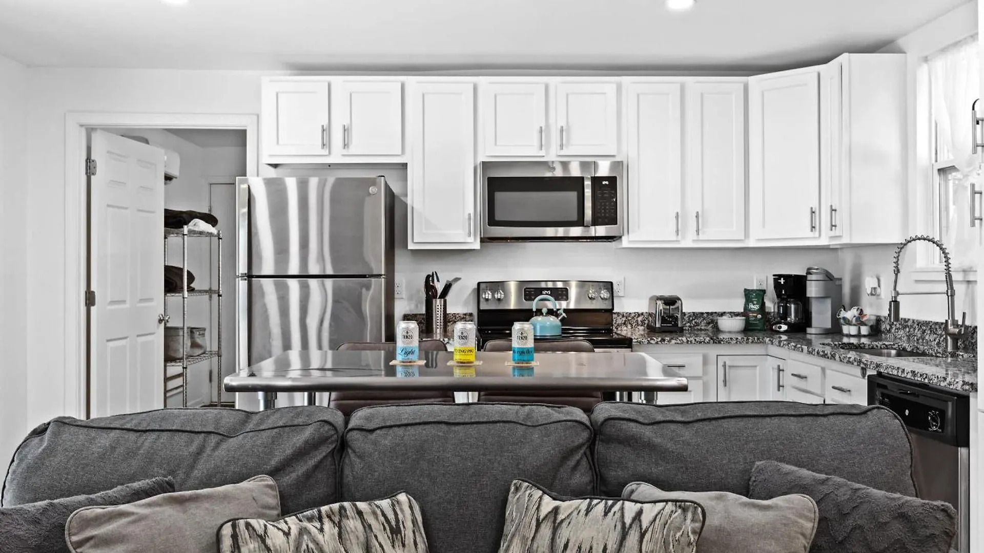 2-Storey Shipping Container Retreat Louisville Apartament